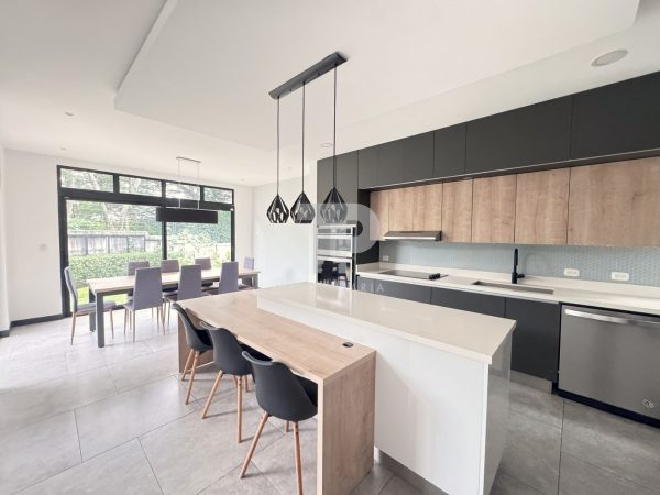 Casa Contemporánea en Condominio Tierras de Café-Heredia. JRC425