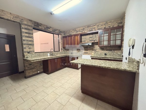 Casa esquinera en Mercedes Norte. JRC278