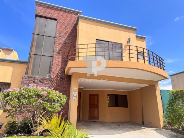 Casa en San Francisco de Heredia-Condominio. JRC157