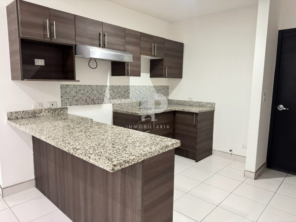 Apartamento en torre en Lagunilla de Heredia. JRC62